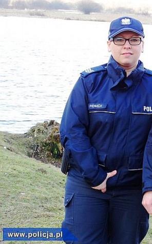 Policjanci uratowali kobietę, która chcąc dokarmić łabędzie wpadła do wody