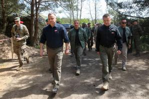 [VIDEO] Ćwiczenia DEFENDER–Europe 22. Prezydent RP Andrzej Duda w okolicach miejscowości Nowogród obserwował współdziałanie wojsk z Polski, Stanów Zjednoczonych, Francji oraz Szwecji