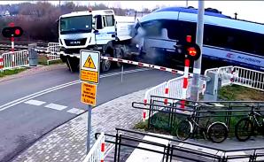 [VIDEO] Nowa Sucha: szkody na miliony. Kierowca ciężarówki doprowadził do wypadku