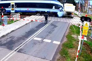 [VIDEO] Nowa Sucha: szkody na miliony. Kierowca ciężarówki doprowadził do wypadku