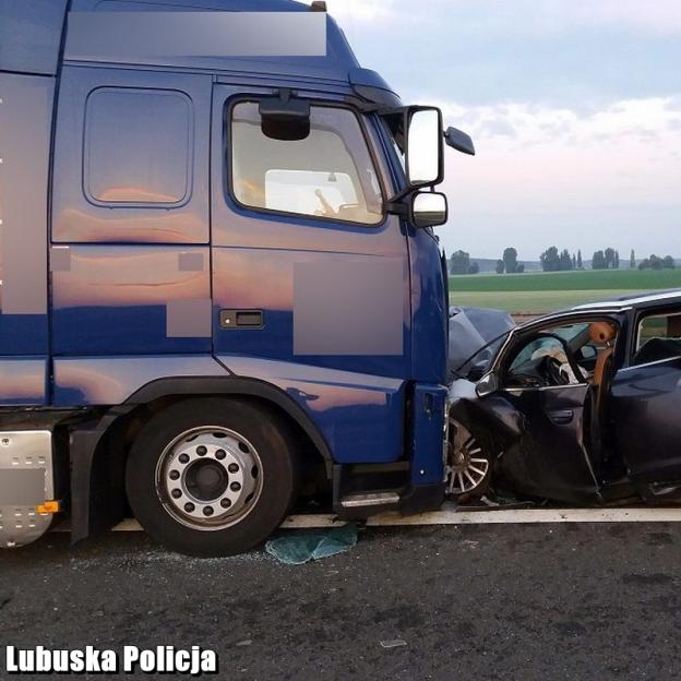 Czołowe zderzenie na trasie S3. Nietrzeźwy mężczyzna z zakazem kierowania wjechał „pod prąd”