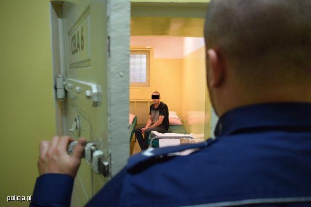 Dzielnicowi odnaleźli poszukiwanego w wersalce