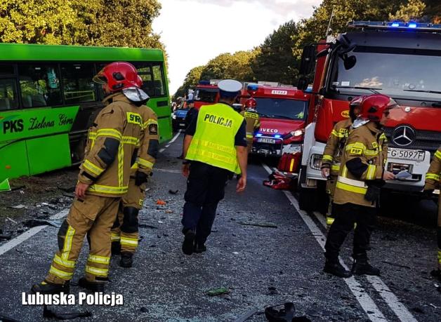 Zderzenie busa z autokarem. Okoliczności tragedii ustalają policjanci